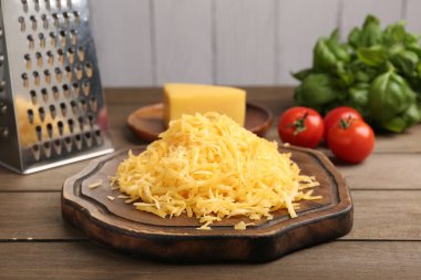 Izgara peynir, rende ve ürünler ahşap masada, yakın plan.