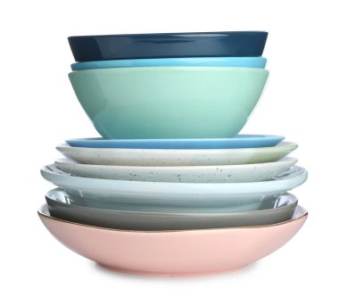 Beyaza izole edilmiş seramik bulaşık malzemesi yığını