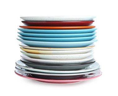 Beyaz üzerine izole edilmiş farklı seramik tabaklar yığını