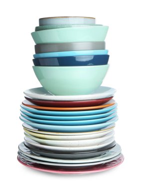 Beyaza izole edilmiş seramik bulaşık malzemesi yığını