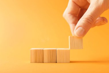 Turuncu arka planda hareket eden kadın, yakın plan