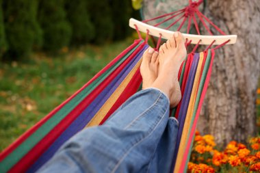 Hamakta dinlenen yaşlı kadın, yakın plan.