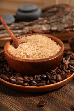 Doğal deniz tuzu ve kahve çekirdekleri ahşap masada, yakın plan.