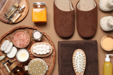 Kahverengi arkaplanda temel spa malzemeleriyle düz konum