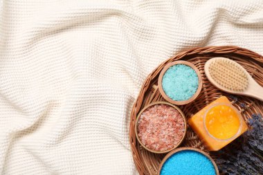 Açık kumaşlı, üst manzaralı, spa malzemeleri olan güzel bir kompozisyon. Metin için boşluk