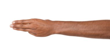 Beyaz arka planda üç parmak gösteren Afro-Amerikalı adam, yakın plan.