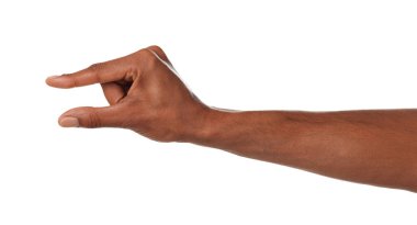 Beyaz arka planda bir şey tutan Afro-Amerikalı adam, yakın plan.