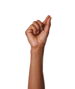 Beyaz arka planda bir şey tutan Afro-Amerikalı adam, yakın plan.