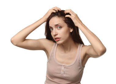 Kadın saç dökülmesi sorunu beyaz arka plan üzerinde olan