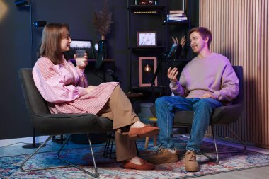 Podcast yardımcı sunucuları stüdyoda talk show kaydediyor.