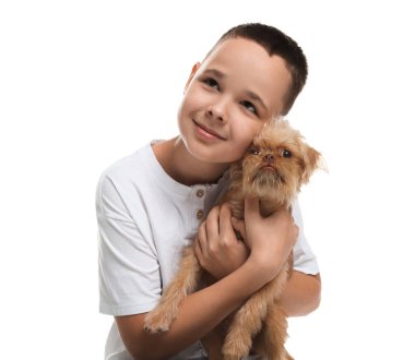 Beyaz arka planda şirin Griffon köpekli bir çocuk. Evcil hayvan