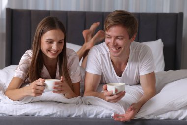 Hoş bir çift evde sıcak içeceklerin tadını çıkarıyor.