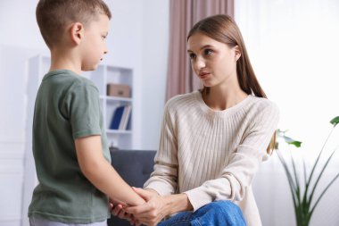 Annesi evde üzgün oğluyla el ele tutuşmuş.