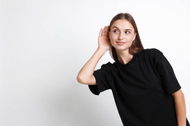 Beyaz arkaplanda göğüs göğüse hareketler gösteren kadın, metin için boşluk