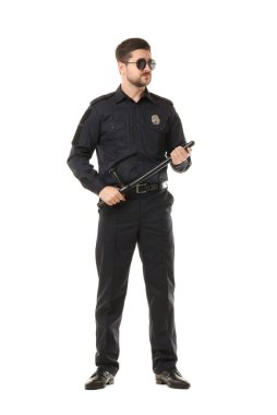 Beyaz arka planda copu olan üniformalı bir polis.