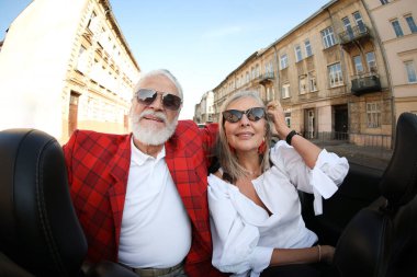 Üst düzey bir çift şehirde gezintiyi seviyor, geniş açılı mercek.