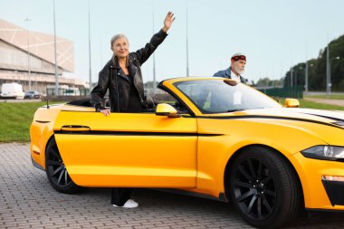 Modern Cabriolet 'ten ayrılan son sınıf şık bir çift.