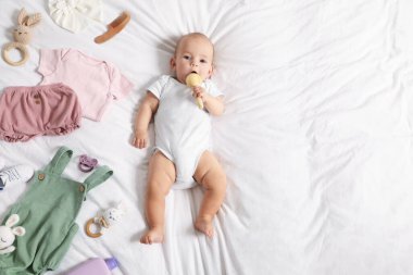 Sevimli bebek, farklı kıyafetler ve aksesuarlar. Metin için boşluk