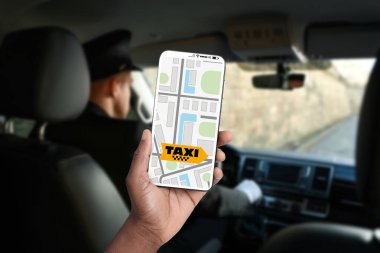 Takside oturan adam cep telefonu uygulaması ile aradı.