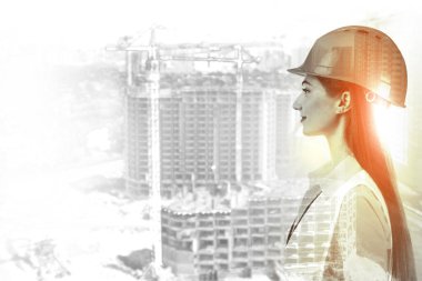 Şapkalı mühendis, binalarla iki kez temas kurmuş. Beyaz arkaplanda kolaj