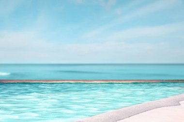 Temiz su ve okyanus manzaralı yüzme havuzu