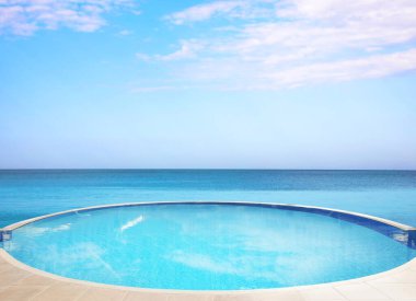 Temiz su ve okyanus manzaralı yüzme havuzu