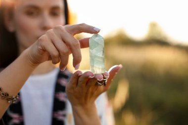 Kadın, aurasını iyileştirmek ya da yenilemek için kristalle meditasyon yapıyor. Seçici bir odaklanma. Metin için boşluk