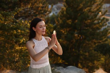 Kadın aurasını iyileştirmek ya da yenilemek için kristalle meditasyon yapıyor.