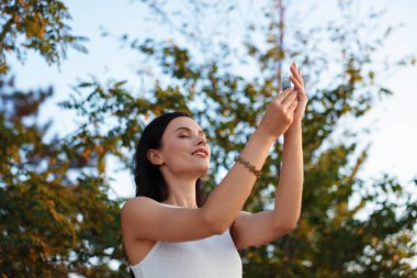 Kadın aurasını iyileştirmek ya da onarmak için kristalle meditasyon yapıyor. Düşük açılı.