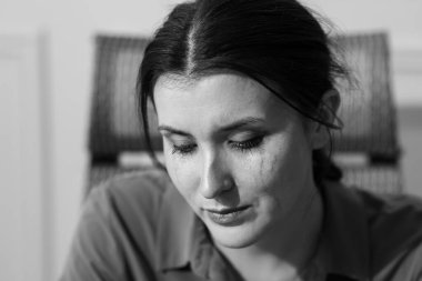 Evde ağlayan genç bir kadın. Siyah ve beyaz etkisi