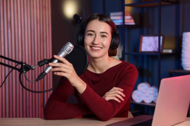 Podcast sunucusu içerideki talk show 'u kaydediyor, kamera görüntüsü