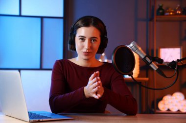 Stüdyoda podcast sunucusu kayıt programı, kameradan görüntü