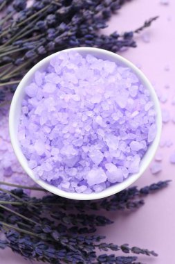 Menekşe arkaplanda deniz tuzu ve lavanta çiçekleri yatıyordu.