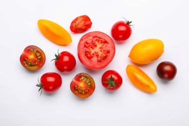 Beyaz arka planda farklı olgun domatesler.