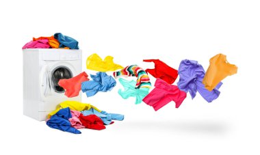 Çamaşır makinesinden çıkan renkli giysiler beyaz arka planda