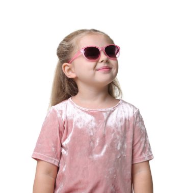 Beyaz arka planda güneş gözlüklü şirin bir kız.