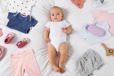 Sevimli bebek, farklı kıyafetler ve aksesuarlar.