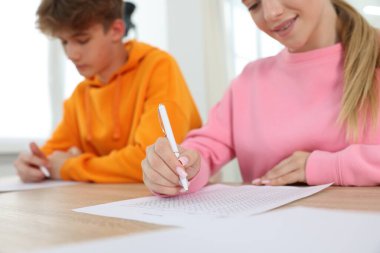 Tahta masada sınava giren öğrenciler, seçici odaklanma