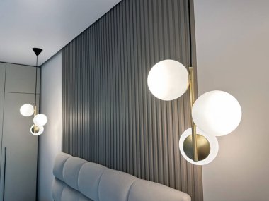 Odada asılı şık parlak kolye lambaları