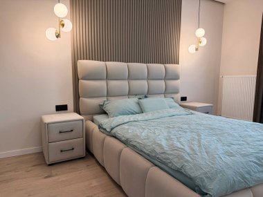 Şık bir yatak odası. Rahat büyük bir yatak odası ve parlak lambalar.