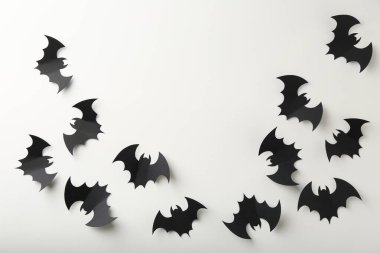 Cadılar Bayramı dekoru. Siyah kağıt yarasalar beyaz arka planda, düz yerde. Metin için boşluk
