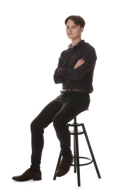 Beyaz arka planda kotlu bir adam var.