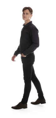 Beyaz arka planda şık kotlu adam