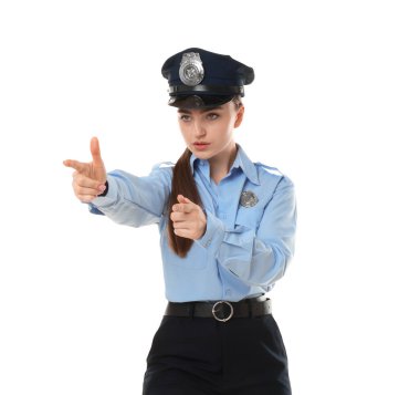 Beyaz arka planda poz veren üniformalı genç kadın polis.