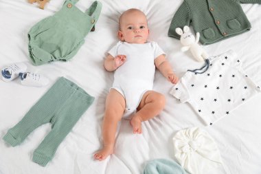 Sevimli bebek, farklı kıyafetler ve aksesuarlar.