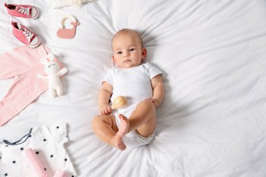 Sevimli bebek, farklı kıyafetler ve aksesuarlar. Metin için boşluk