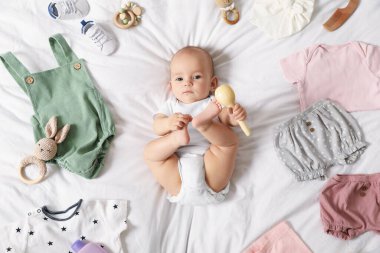 Sevimli bebek, farklı kıyafetler ve aksesuarlar.