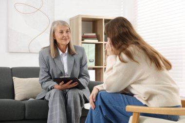 Ofiste hastayla çalışan profesyonel psikoterapist.