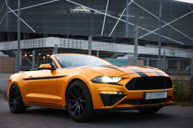 Modern Cabriolet taş kaldırıma park etmiş.