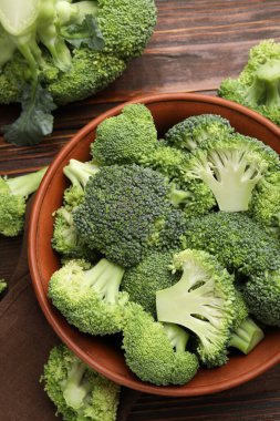 Tahta masadaki kasede taze çiğ brokoli.